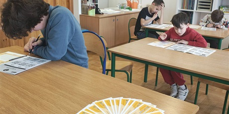 Powiększ grafikę: Uczniowie podczas rozwiązywania zadań konkursowych w sali lekcyjnej.