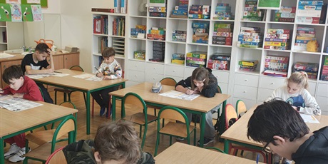 Powiększ grafikę: Uczniowie podczas rozwiązywania zadań konkursowych w sali lekcyjnej.