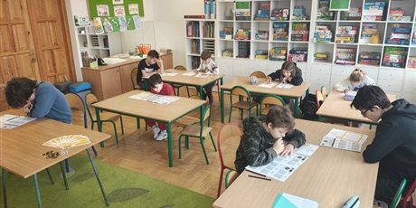 Powiększ grafikę: Uczniowie podczas rozwiązywania zadań konkursowych w sali lekcyjnej.