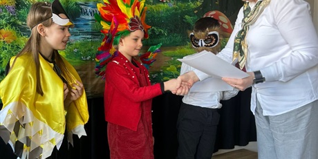 Powiększ grafikę: Pani dyrektor wręcza dyplomy zwycięzcom konkursu.