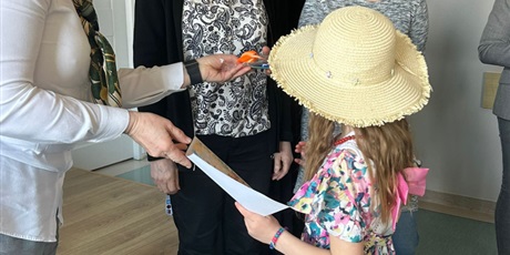 Powiększ grafikę: Pani dyrektor wręcza dyplomy  uczestniczce konkursu.