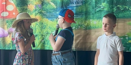 Powiększ grafikę: Uczestnicy konkursu w przebraniach w trakcie występu na scenie.