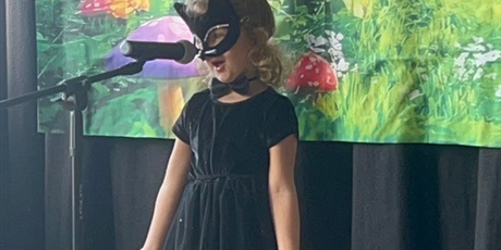 Powiększ grafikę: Uczestniczka konkursu w przebraniu  w trakcie występu na scenie.