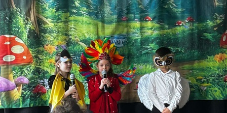 Powiększ grafikę: Uczestnicy konkursu w przebraniach w trakcie występu na scenie.