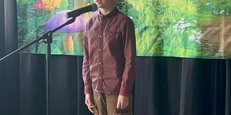 Powiększ grafikę: Uczestnik konkursu w przebraniu  w trakcie występu na scenie.