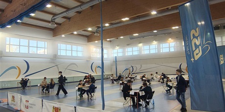 Powiększ grafikę: Uczestnicy turnieju szachowego podczas rozgrywek w sali gimnastycznej.