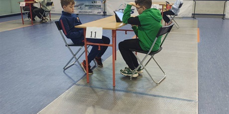 Powiększ grafikę: Uczestnicy turnieju szachowego podczas rozgrywek w sali gimnastycznej.