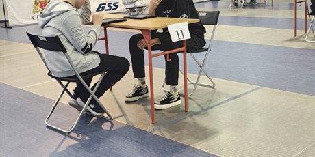 Powiększ grafikę: Uczestnicy turnieju szachowego podczas rozgrywek w sali gimnastycznej.