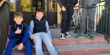 Powiększ grafikę: Uczniowie przed wejściem do szkoły.