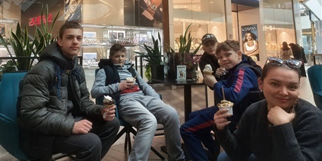 Powiększ grafikę: Uczniowie oraz nauczycielka w cukierni.