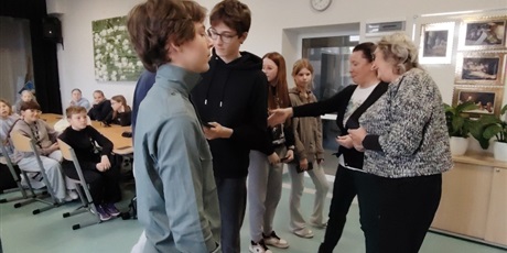 Powiększ grafikę: Uczniowie odbierają nagrodę od przedstawicielek Rady Dzielnicy w sali lekcyjnej