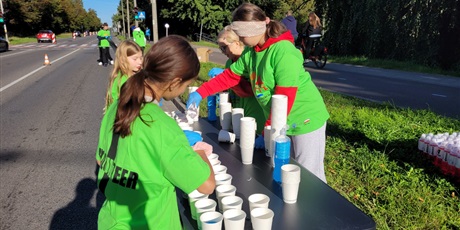 Powiększ grafikę: Uczniowie podczas przygotowania napoi dla uczestników półmaratonu.