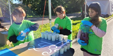 Powiększ grafikę: Uczniowie  podczas przygotowania napoi dla uczestników półmaratonu.