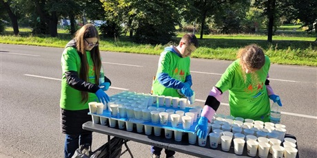 Powiększ grafikę: Uczniowie  podczas przygotowania napoi dla uczestników półmaratonu.