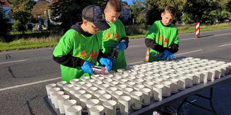 Powiększ grafikę: Uczniowie podczas przygotowania napoi dla uczestników półmaratonu.