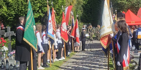 Powiększ grafikę: Uczniowie ze sztandarem szkoły podczas uroczystości patriotycznej