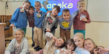 Powiększ grafikę: Zbiorowe zdjęcie uczniów w sali lekcyjnej. Chłopcy z upominkami.