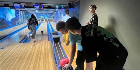 Powiększ grafikę: Uczniowie podczas zajęć rekreacyjnych w kręgielni.