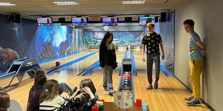 Powiększ grafikę: Uczniowie podczas zajęć rekreacyjnych w kręgielni.