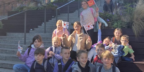 Powiększ grafikę: Zbiorowe zdjęcie uczniów podczas wyjścia do kina.