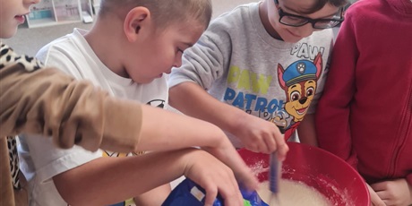 Powiększ grafikę: Uczniowie wykonują ciasto na naleśniki.