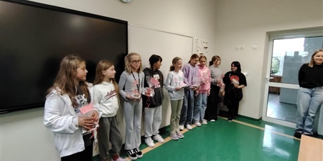 Powiększ grafikę: Uczennice i nauczycielka w sali lekcyjnej z przygotowanymi upominkami.