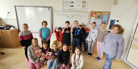 Powiększ grafikę: Zbiorowe zdjęcie uczniów w sali lekcyjnej.