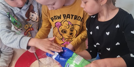 Powiększ grafikę: Uczniowie wykonują ciasto na naleśniki.