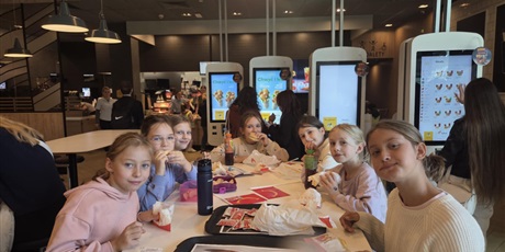 Powiększ grafikę: Uczniowie podczas spożywania posiłku z MacDonaldzie.