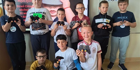Powiększ grafikę: obchody-dnia-chlopaka-w-klasach-mlodszych-i-w-oddziale-przedszkolnym-714949.jpg