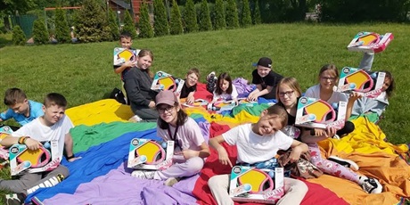 Powiększ grafikę: Zbiorowe zdjęcie dzieci z dyplomami - prezentami na terenie szkoły