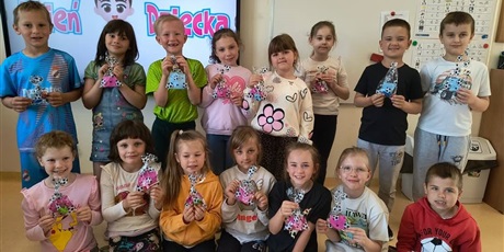 Powiększ grafikę: Zbiorowe zdjęcie uczniów z prezentami w sali lekcyjnej