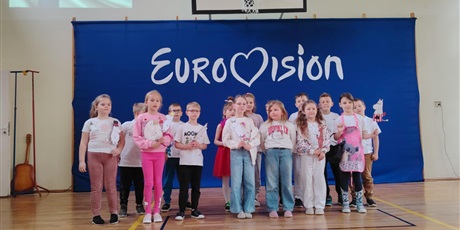 Powiększ grafikę: Zdjęcie zbiorowe uczestników obchodów Dnia Unii Europejskiej w sali gimnastycznej