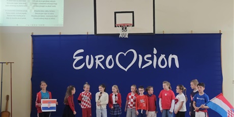 Powiększ grafikę: Uczniowie w przebraniach odgrywają scenkę w sali gimnastycznej