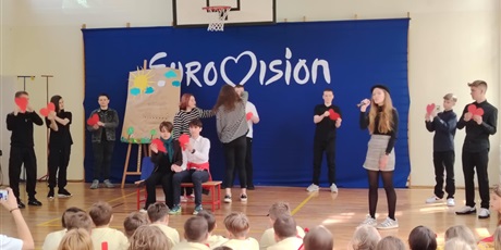 Powiększ grafikę: Uczniowie w przebraniach odgrywają scenkę w sali gimnastycznej