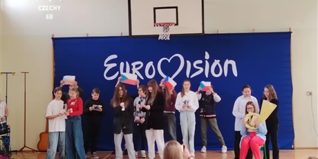 Powiększ grafikę: Uczniowie w przebraniach odgrywają scenkę w sali gimnastycznej