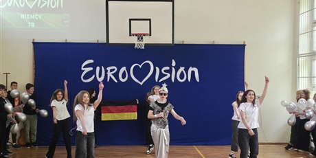 Powiększ grafikę: Uczniowie w przebraniach tańczą i śpiewają w sali gimnastycznej