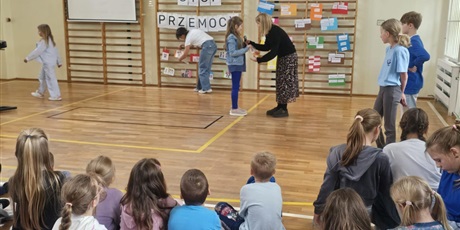 Powiększ grafikę: Uczniowie i nauczyciele podczas apelu w sali gimnastycznej.