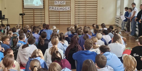 Powiększ grafikę: Uczniowie i nauczyciele podczas apelu w sali gimnastycznej.