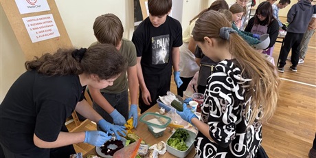 Powiększ grafikę: Uczniowie przygotowują zdrowe przekąski w sali gimnastycznej.