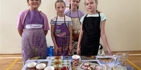 Powiększ grafikę: Uczniowie przygotowują zdrowe przekąski w sali gimnastycznej.