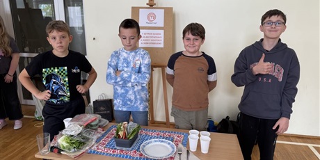 Powiększ grafikę: Uczniowie przygotowują zdrowe przekąski w sali gimnastycznej.