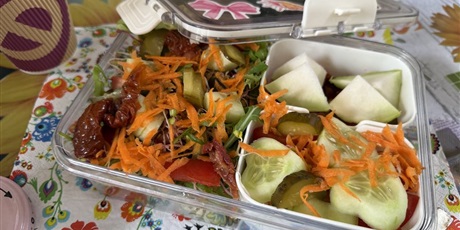 Powiększ grafikę: Kanapnik ze zdrowymi przekąskami.