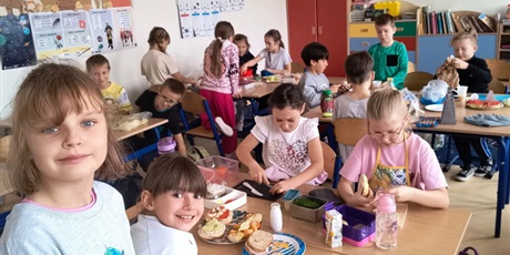 Powiększ grafikę: Uczniowie przygotowują zdrowe  przekąski w sali lekcyjnej.