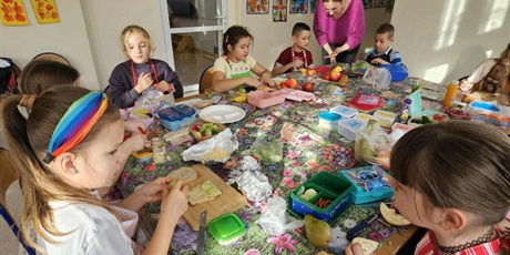 Powiększ grafikę: Uczniowie przygotowują zdrowe  przekąski w sali lekcyjnej.