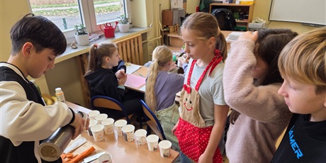 Powiększ grafikę: Uczniowie przygotowują zdrowe koktajle w sali lekcyjnej.