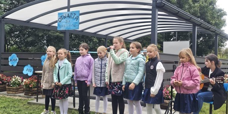 Powiększ grafikę: Uczniowie prowadzący uroczystość otwarcia  Klasy pod chmurką.