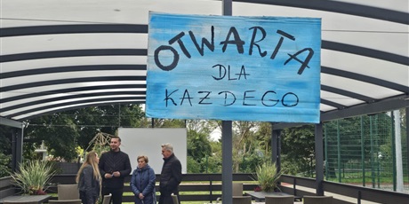 Powiększ grafikę: Goście i pani dyrektor oglądają Klasę pod Chmurką.