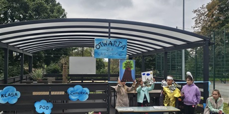 Powiększ grafikę: Uczniowie  występujący  w uroczystości otwarcia  Klasy pod Chmurką.