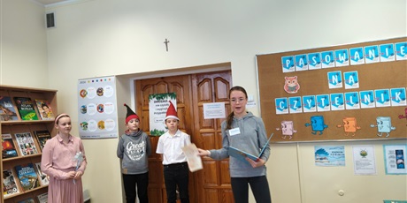 Powiększ grafikę: Uczniowie biorący udział w przedstawieniu podczas pasowania na czytelnika w bibliotece.